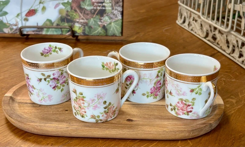 Service à café en porcelaine peint à la main – pièce artisanale