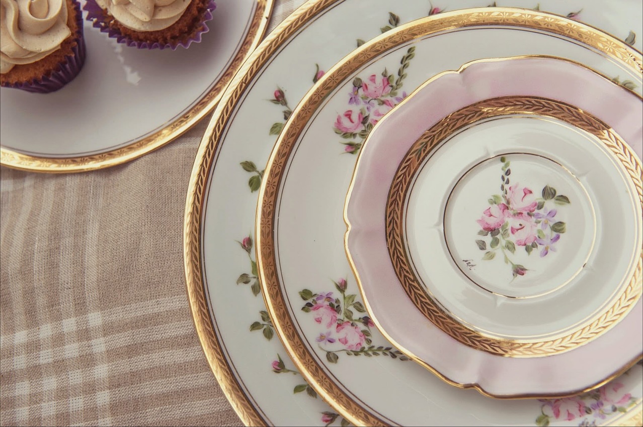 Service à dessert en porcelaine peint à la main – création artisanale à Pau
